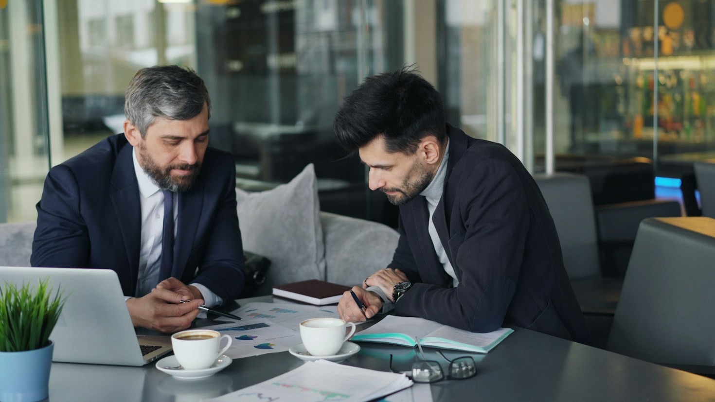 Investice vs. spořicí účet: Kde peníze skutečně vydělávají